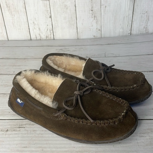 NWOT Unisex Vineyard Vines Brown Sherpa Lined Suede Slipper - Picture 1 of 9